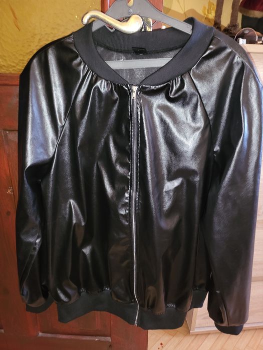 Куртка бомбер из экокожи