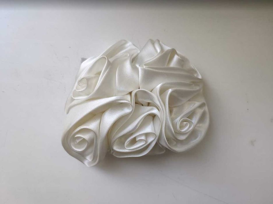 Тканевый цветок, бант, брошь, декор, белый атлас, розы