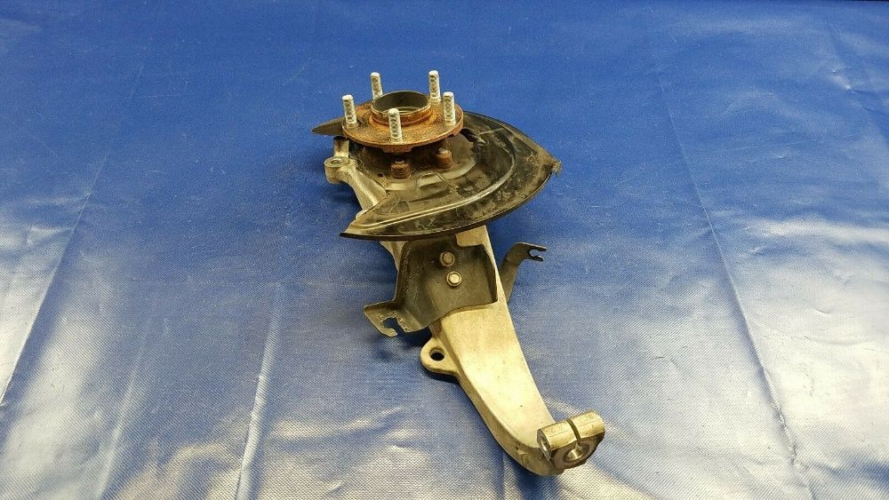 Кулак правый и левый INFINITI EX35 G37 Q50 Q70 Q70L цапфа 350Z nissan