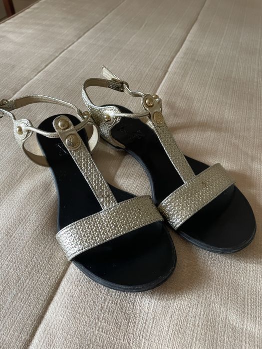 Sandálias douradas tam36