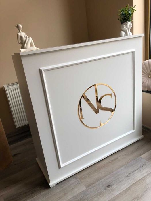 Lada sztukateria recepcja biurko salon butik