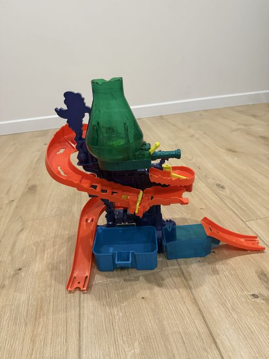 Гірка Hot Wheels «хімічна станція»