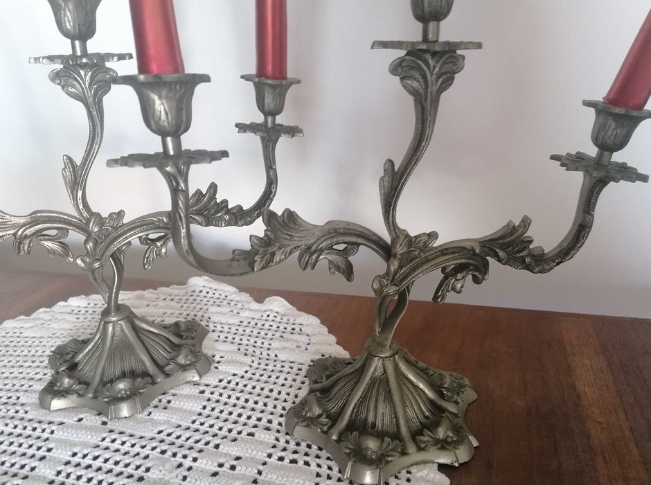 Castiçal em metal, com velas novas, 2 un