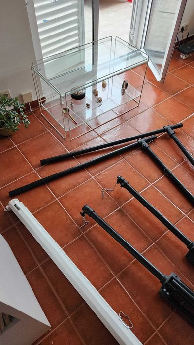 Tela e Suportes Tripé para Projeção de Cinema
