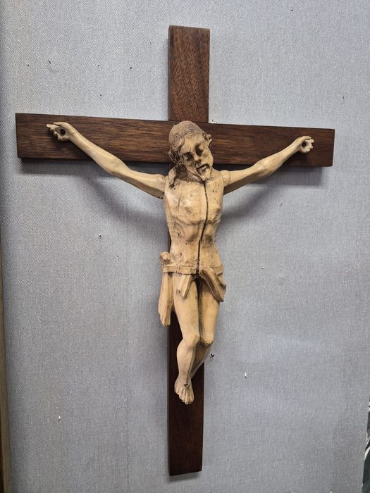 Crucifixo Antigo em Madeira Esculpida (Século XIX) - Arte Sacra.