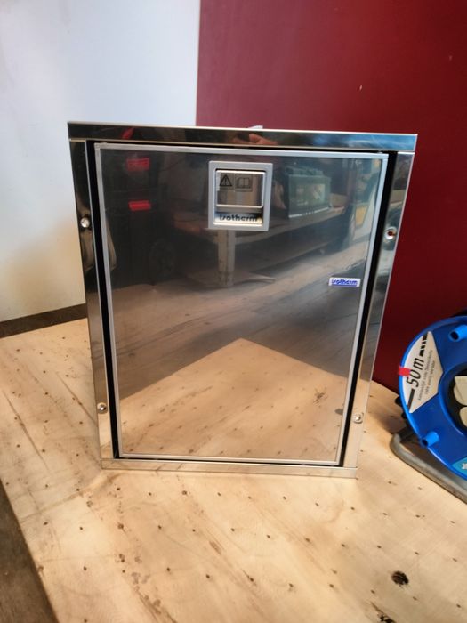 NOWA] Lodówka kompresorowa jachtowa / kamperowa ISOTHERM CRUISE 49 ELEGANCE INOX (12/24V)
