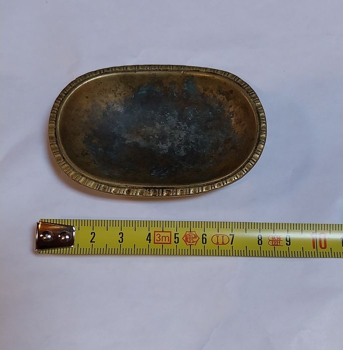 Pequeno cinzeiro antigo em latão