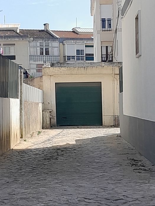 Garagem com acesso direto à rua