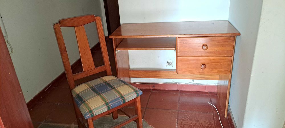 Secretária mais cadeira