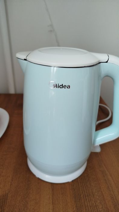 Продам электрочайник Midea