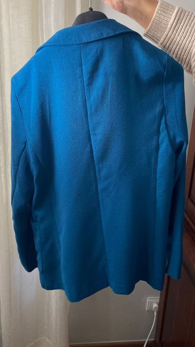 Blazer de cor azul turquesa.