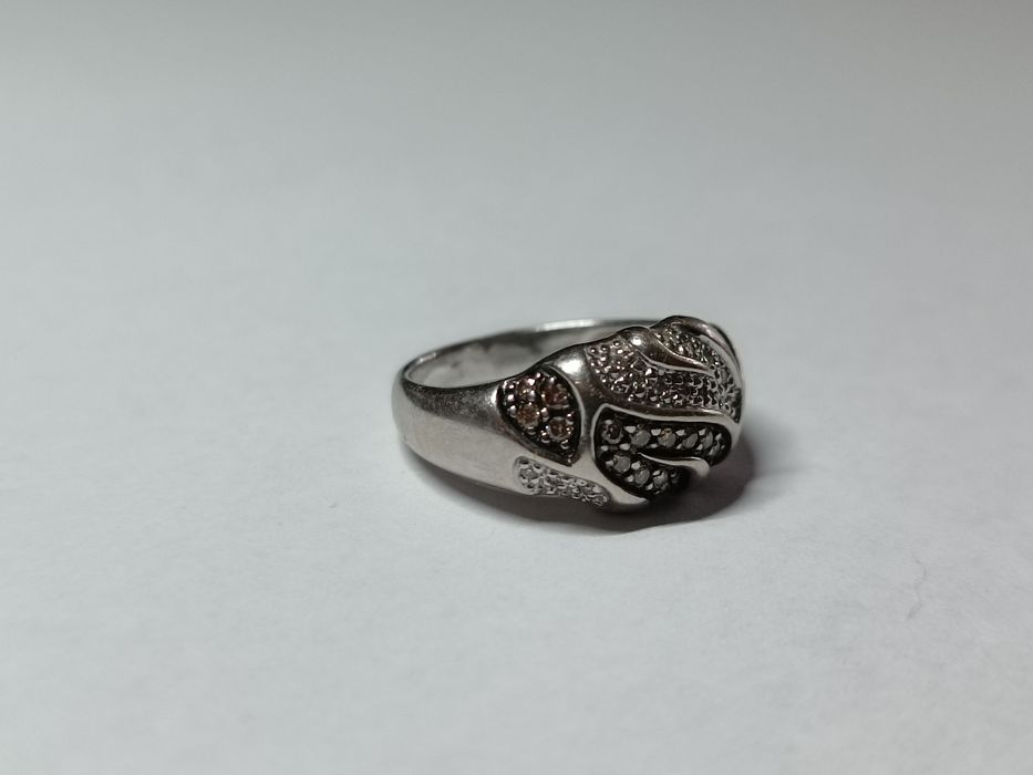 Золоте кільце з діамантами