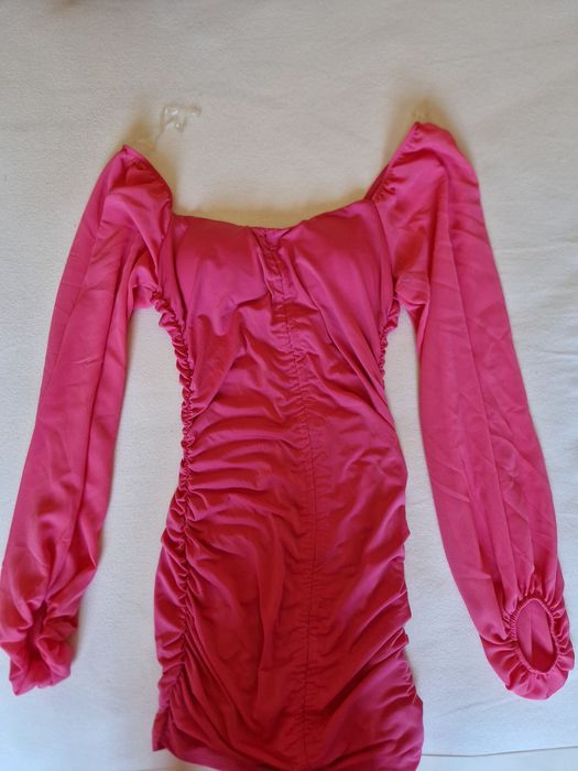 Vestido com copas rosa fúcsia