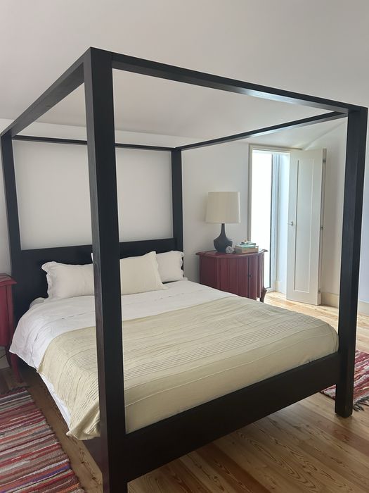 Cama de casal em madeira castanha