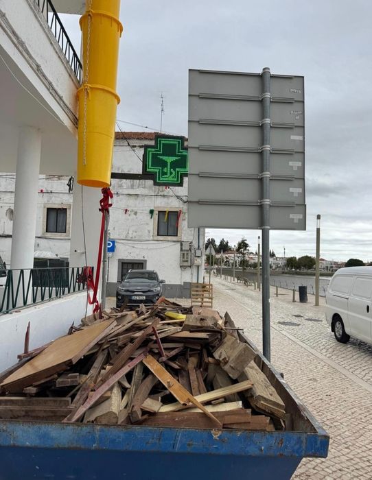 CONTENTORES e CARRINHAS com e sem ajudantes p/carregar todo o tipo de entulho de obras e lixo misturado e separado pladur tela mdf esferovite plástico