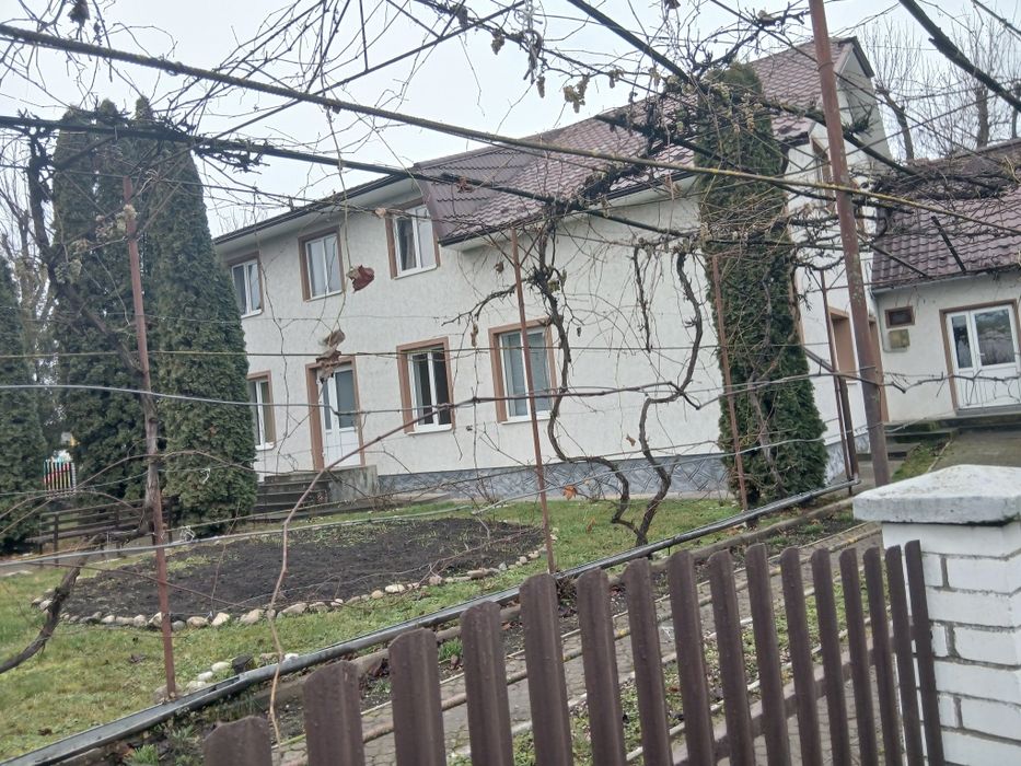 Двоповерховий двох квартирний будинок