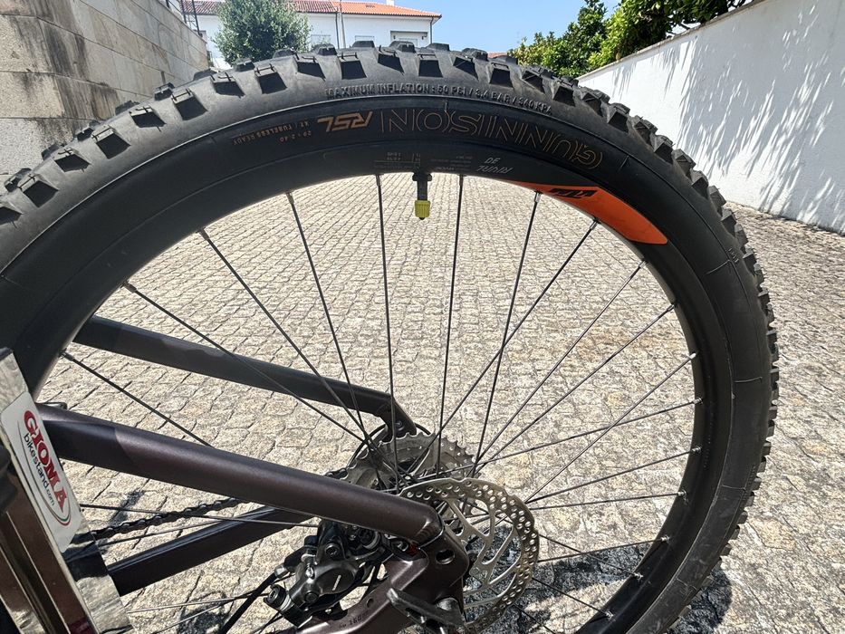 KTM Macina Race 592 em estado irrepreensível