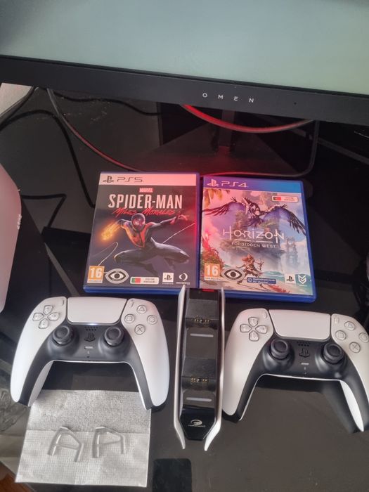 Ps5 Pro 2Tb + Leitor de CD + 2 comandos oficiais + 2 jogos + base de carregamento