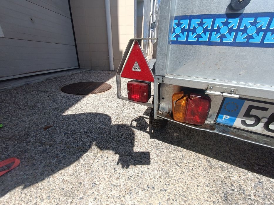 Atrelado com suporte