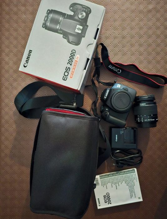 Câmara CANON EOS 2000D + Objectiva EF-S 18/55mm f/3.5 - 5.6 ll + saco