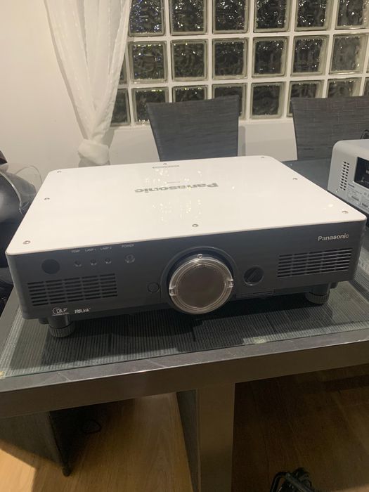 Projector Panasonic PT-D5700