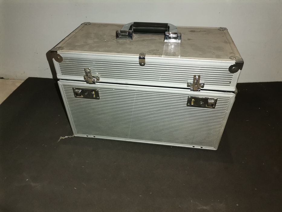 Kuferek kosmetyczny aluminiowy