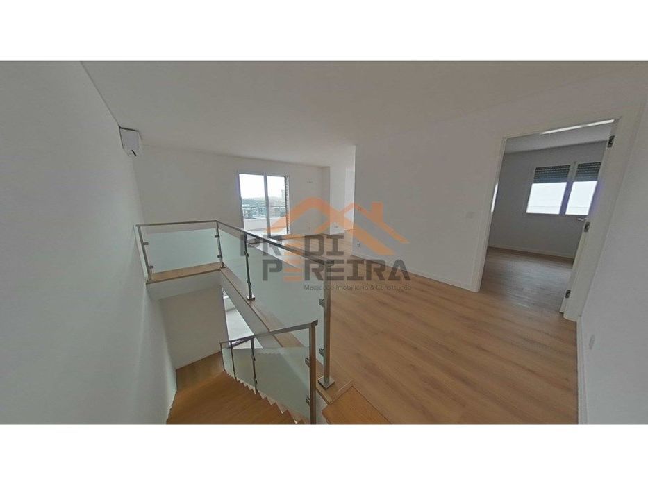 Penthouse T3+1 , nova, com varanda, terraço, box para quatro carros...