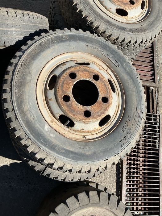 Conjunto de jantes e pneus Toyota Dyna BU30