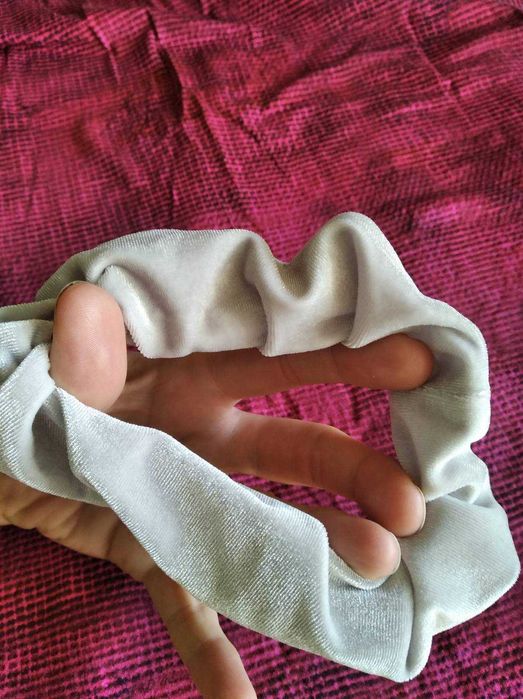 Резинка бархатная на волосы платинового цвета серебристо серая