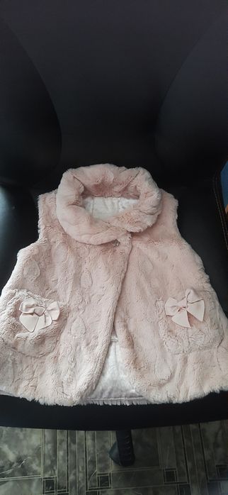 Жилеточка пудровая на 4-5 лет.