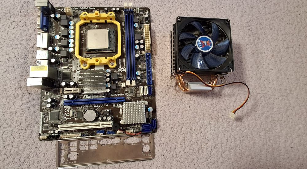 Материнська плата в комплекті з процесором та баштовим кулером