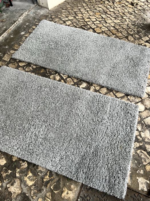 2 tapetes pequenos cinzentos