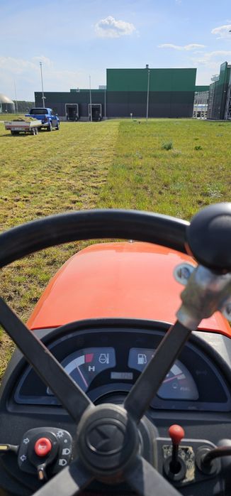 Koszenie traw profesjonalnym traktorkiem