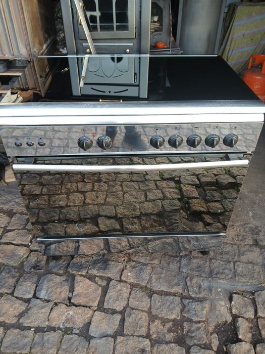 Vendo fogão semi-industrial. Com 5 bocas a gás, forno a gás e elétrico