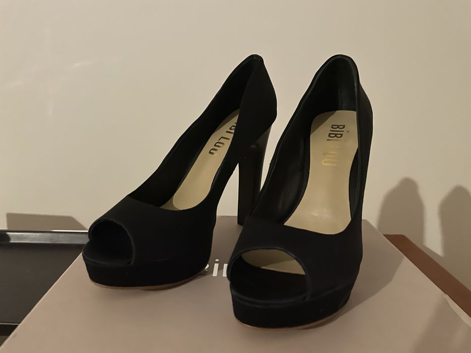 Sapatos pretos abertos à frente