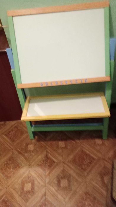 Детский двухсторонний деревянный мольберт.