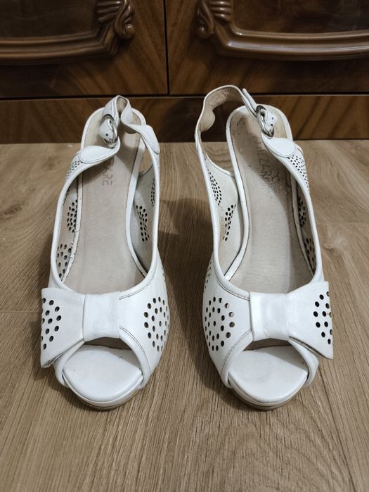 Шкіряні лаковані та перфоровані босоніжки Pollini Miraton 36 розмір