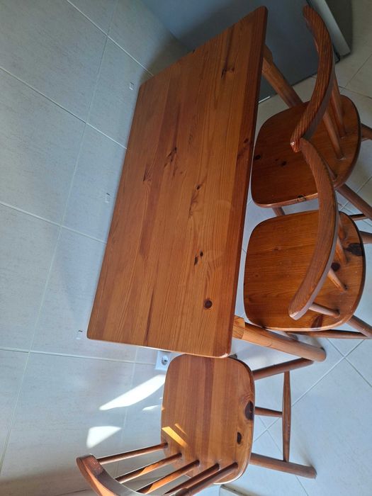 Mesa de madeira em perfeito estado