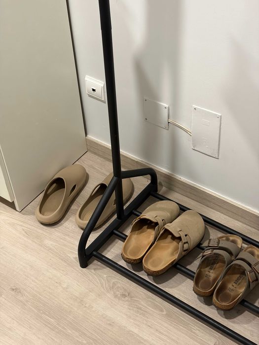 Charriot preto em metal com detalhes em madeira