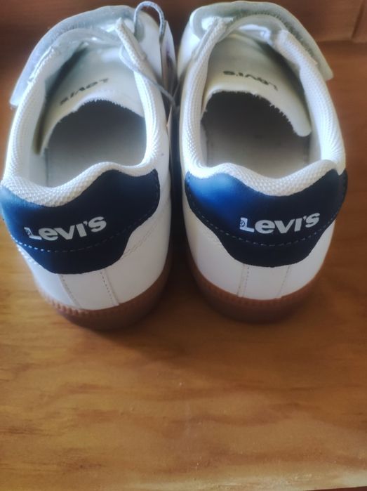 Sapatilhas Levi's novas 34