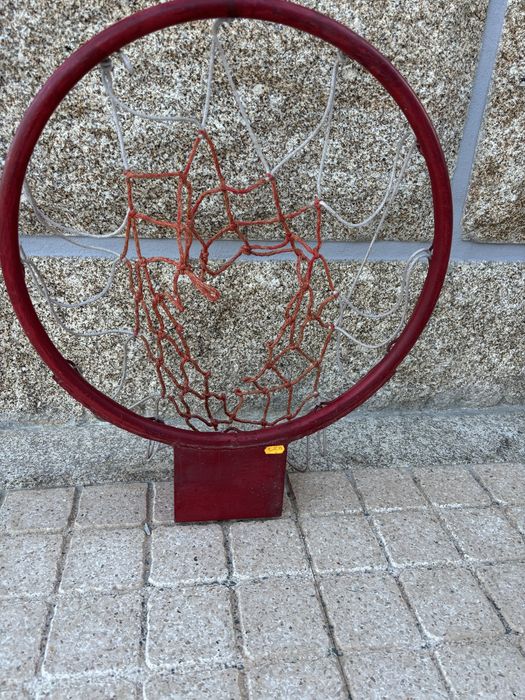 Cesto de basket com marcas de uso mas plenamente funcional