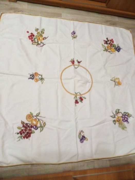 Вышитая скатерть на стол