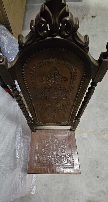 Cadeira de Madeira Ornamentada e Estofo em Couro