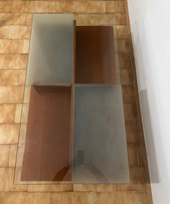 Mesa de centro com tampão de vidro