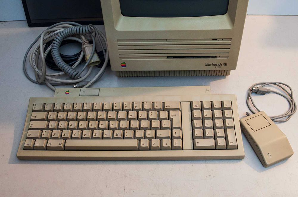 Apple Macintosh SE 1988 vintage computer64297816853889124