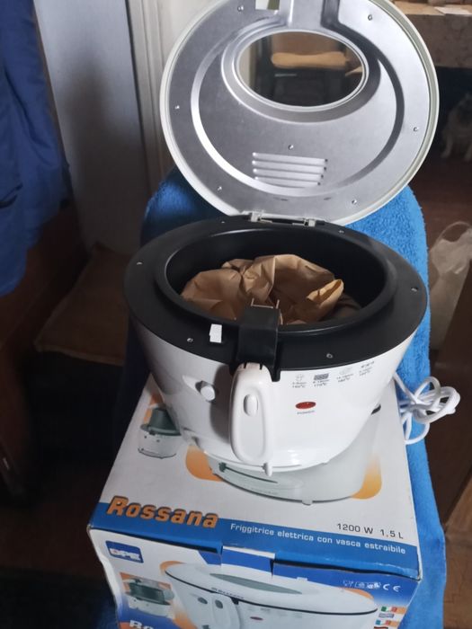 Продаю фритюрницу новая приведена из  - Италии