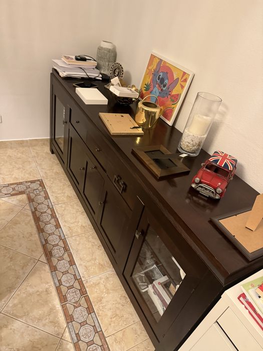 Mesa sala com 6 vadeiras e aparador.