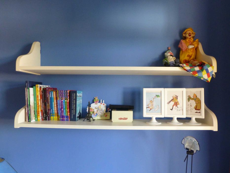 Duas prateleiras em cor branca