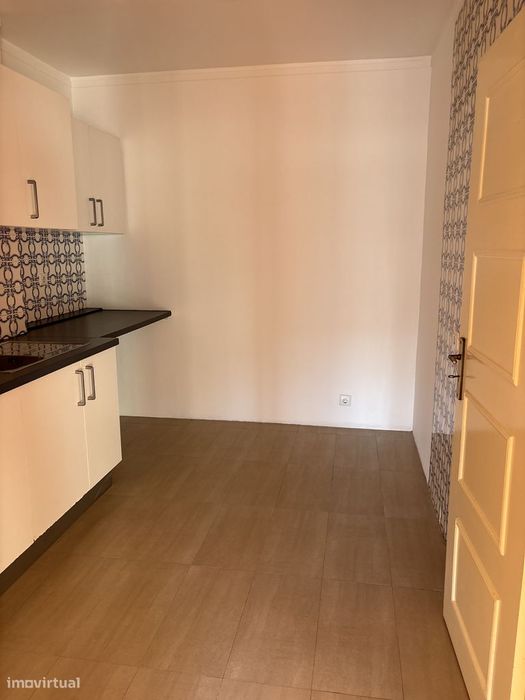 Arrenda-se apartamento T2 na Rua Cidade de Santa Clara da Califórnia