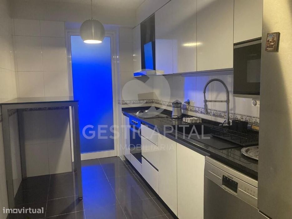 Apartamento T3 com Suite, 2 Varandas e Garagem para 2 Carros  em linha
